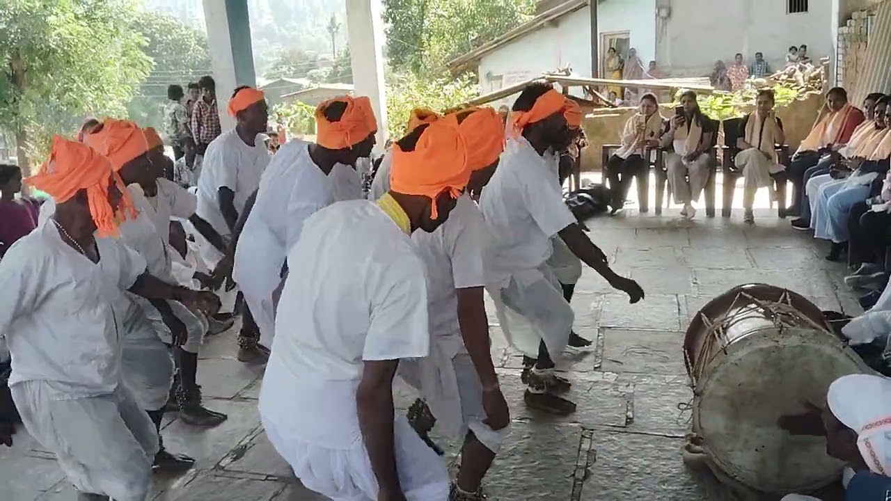 ठाकर नृत्य सादर करतांना उंम्रद पैकी देवळाचापाडा येथील गावकरी