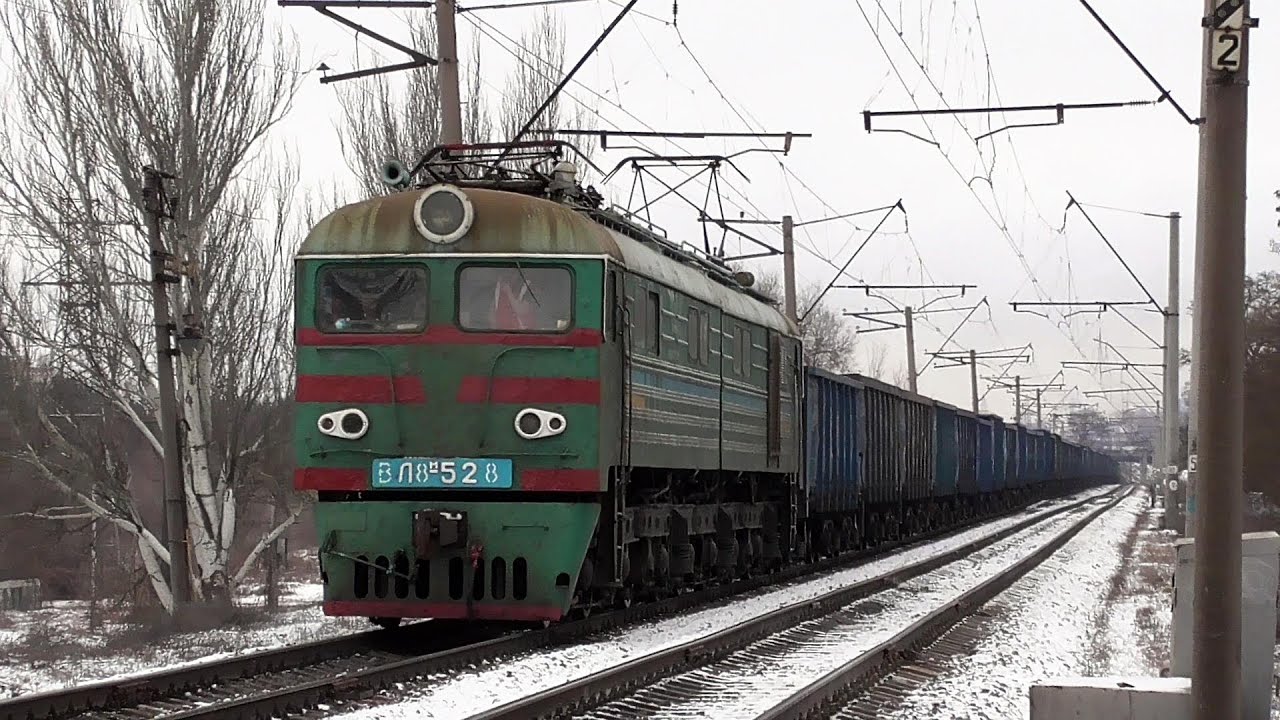 ВЛ8М-528 с грузовым поездом следует на перегоне
