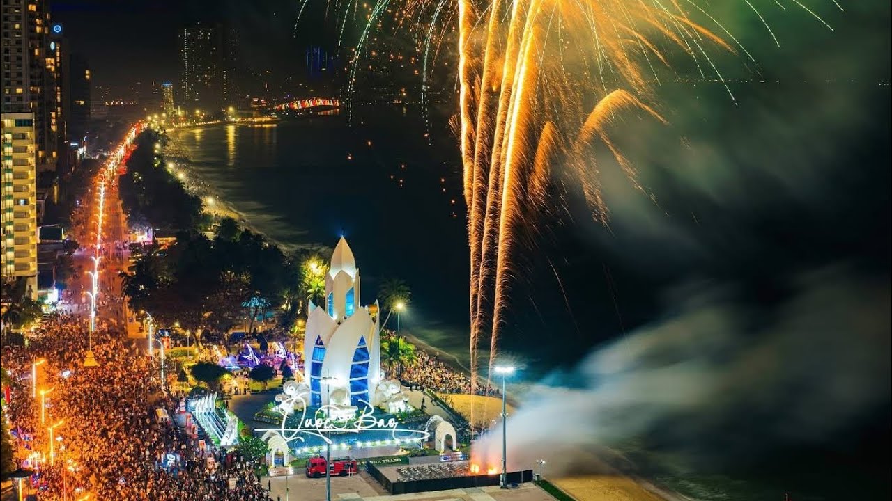 Bắn Pháo Hoa Ở Quảng Trường Nha Trang - Thu Hút Được Hàng Ngàn Lượt Khách Xem | NTTT