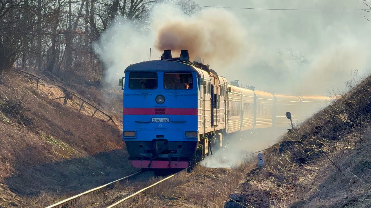 На тлі заходу сонця тепловоз 2ТЕ10УТ-0063 прямує у напрямку Коломиї | #іван_пацан 