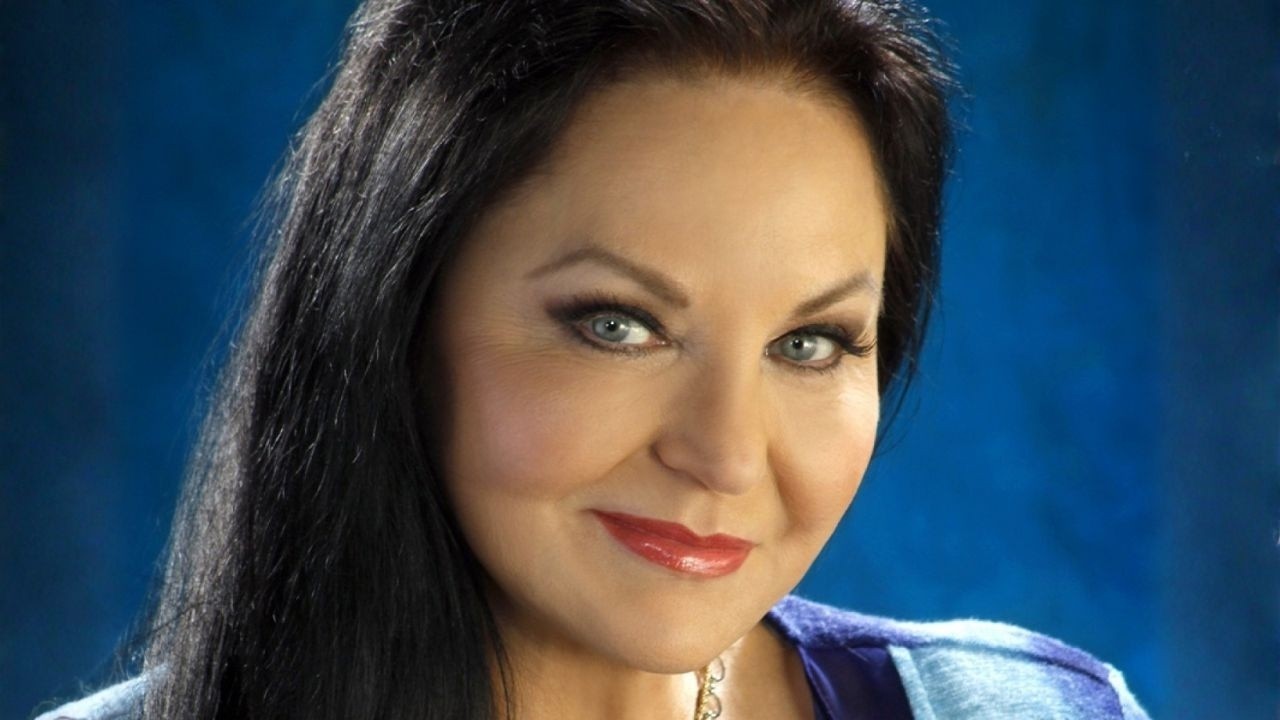 Crystal Gayle Lived A Double Life For 30 Years, And No One Knew—Until Now