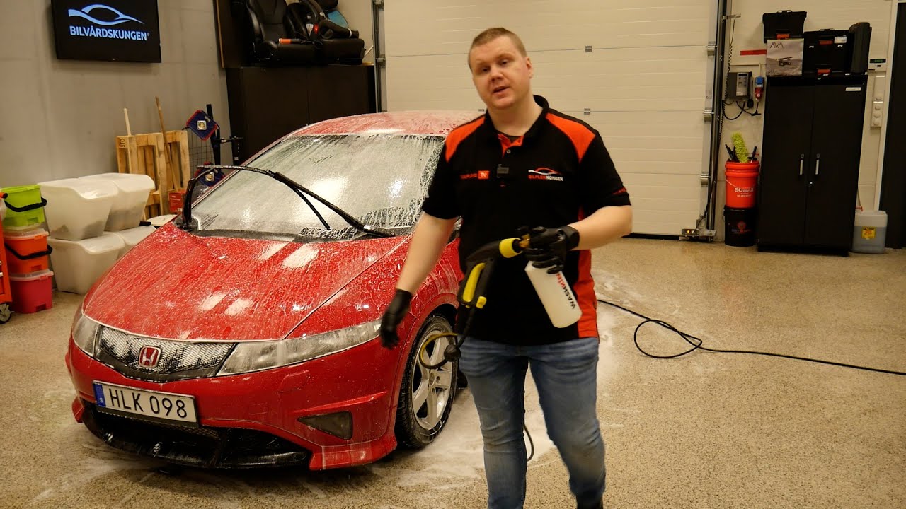 Tvättar bilen med foam lance i 3 steg och avslutar med keramisk försegling