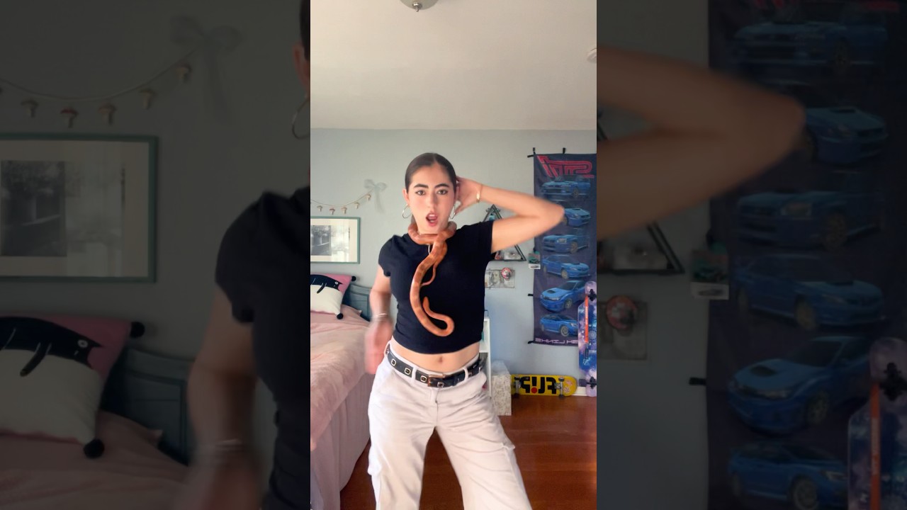 Got more energy than some of y’all even with a snake around my neck 😆   