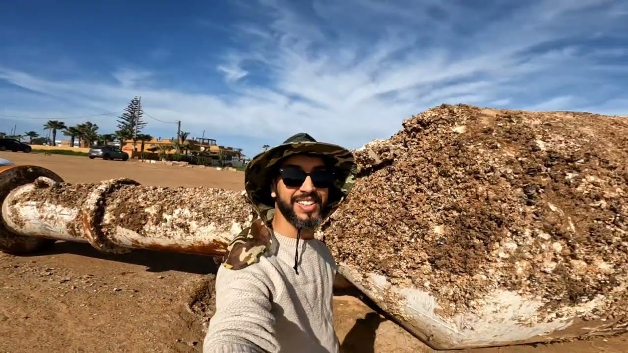 أمواج البحر تخرج بوي عملاق إلى الشاطئ