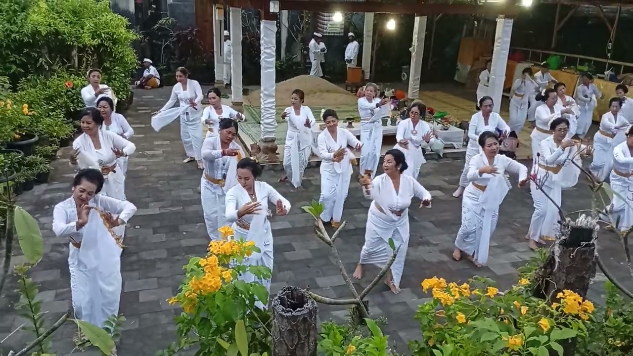 ST TAMAN SARI M M MENARIKAN TARIAN REJANG DEDARI Di PR SEGARE WUKIR PANTAI NGOBARAN GN KIDUL