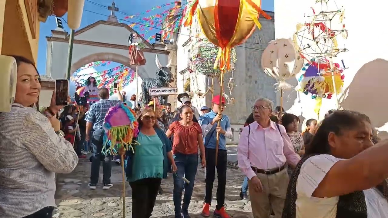 Inicio de la calenda floral en Capulálpam de Méndez.