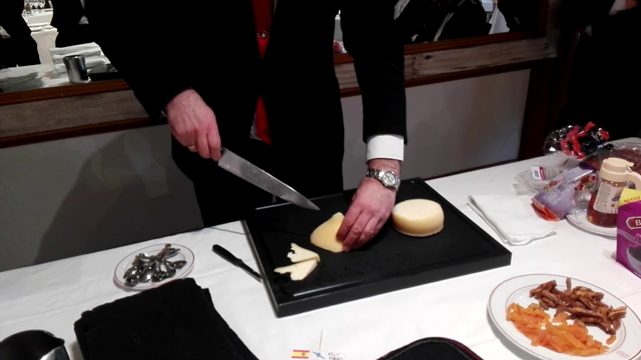 Corte queso de tetilla o San Sim&oacute;n