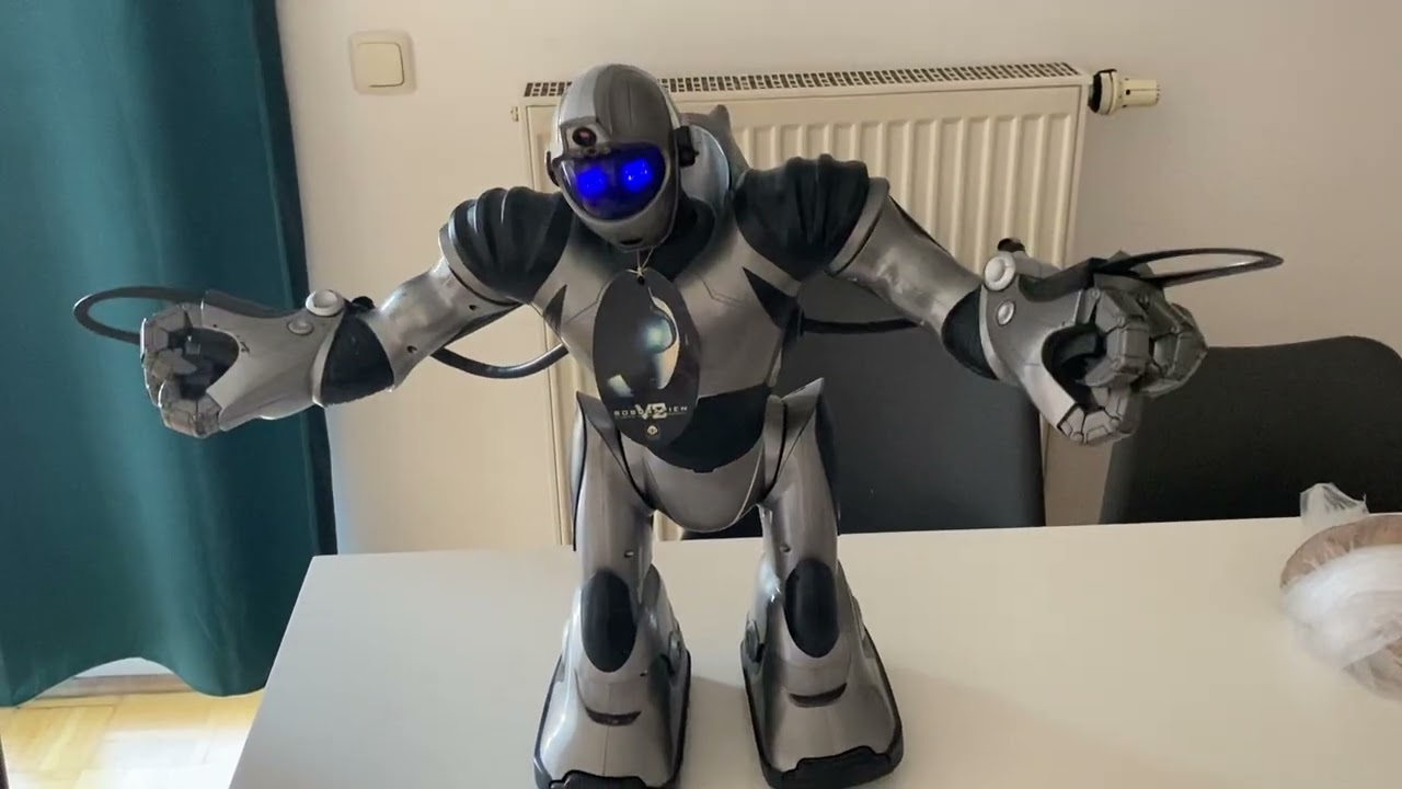 #wowwee Robosapien v2 demos 