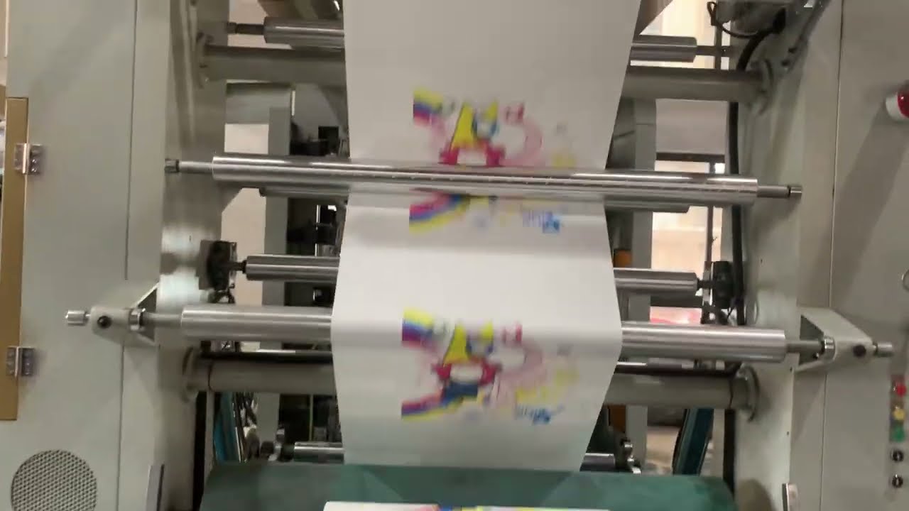 Está trabajando el mecánico 8 colores flexografía máquina de impresión aplicación