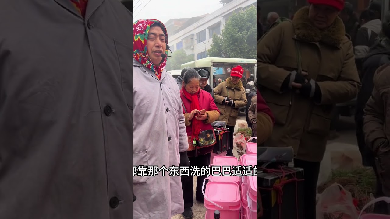 老谭夫妻赶场卖新产品，生意超出预期，叔叔阿姨们都自觉排队购买 #日常vlog #原创 #强烈推荐#我的抖音生活日记