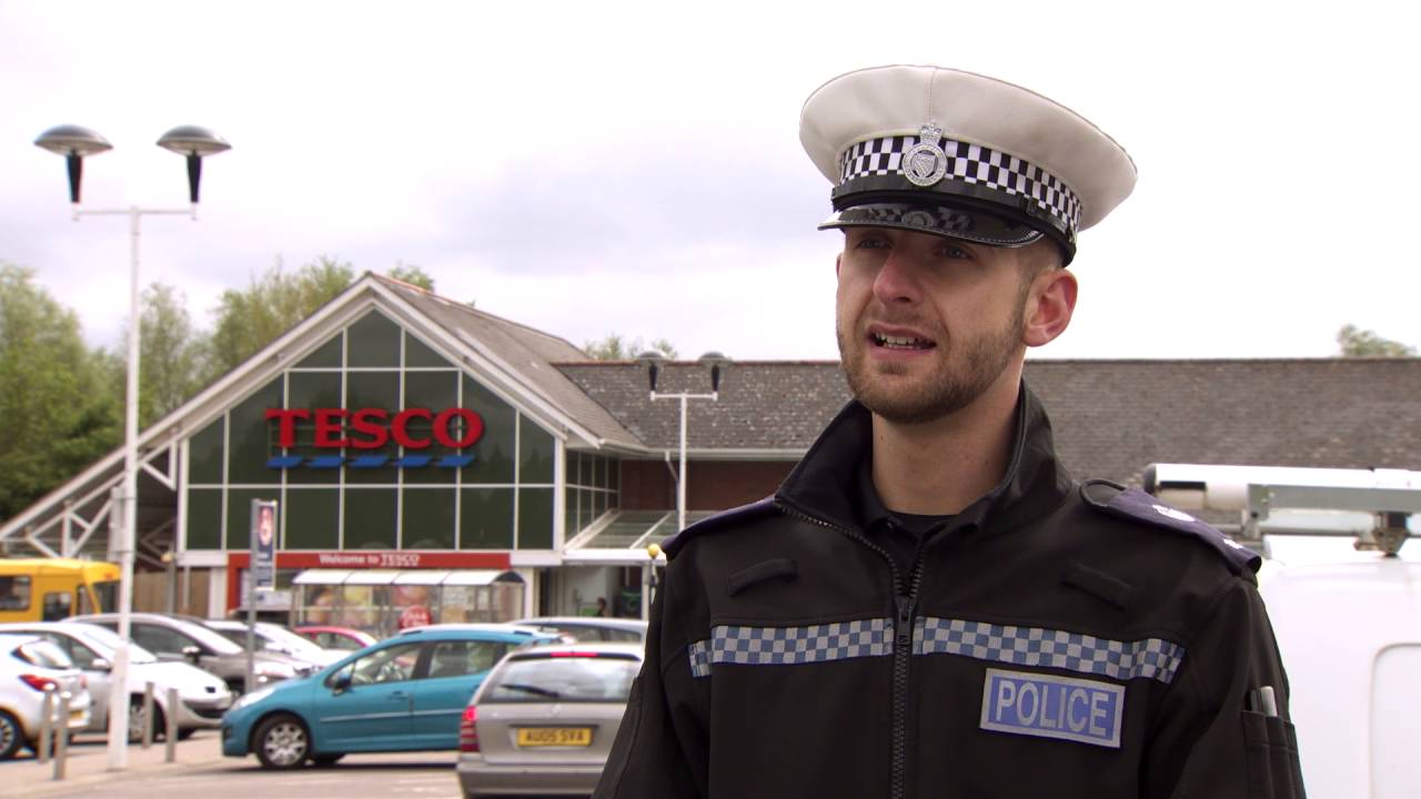 Off-duty police officer apprehends hammer wielding robber - Police Bravery Awards 2016