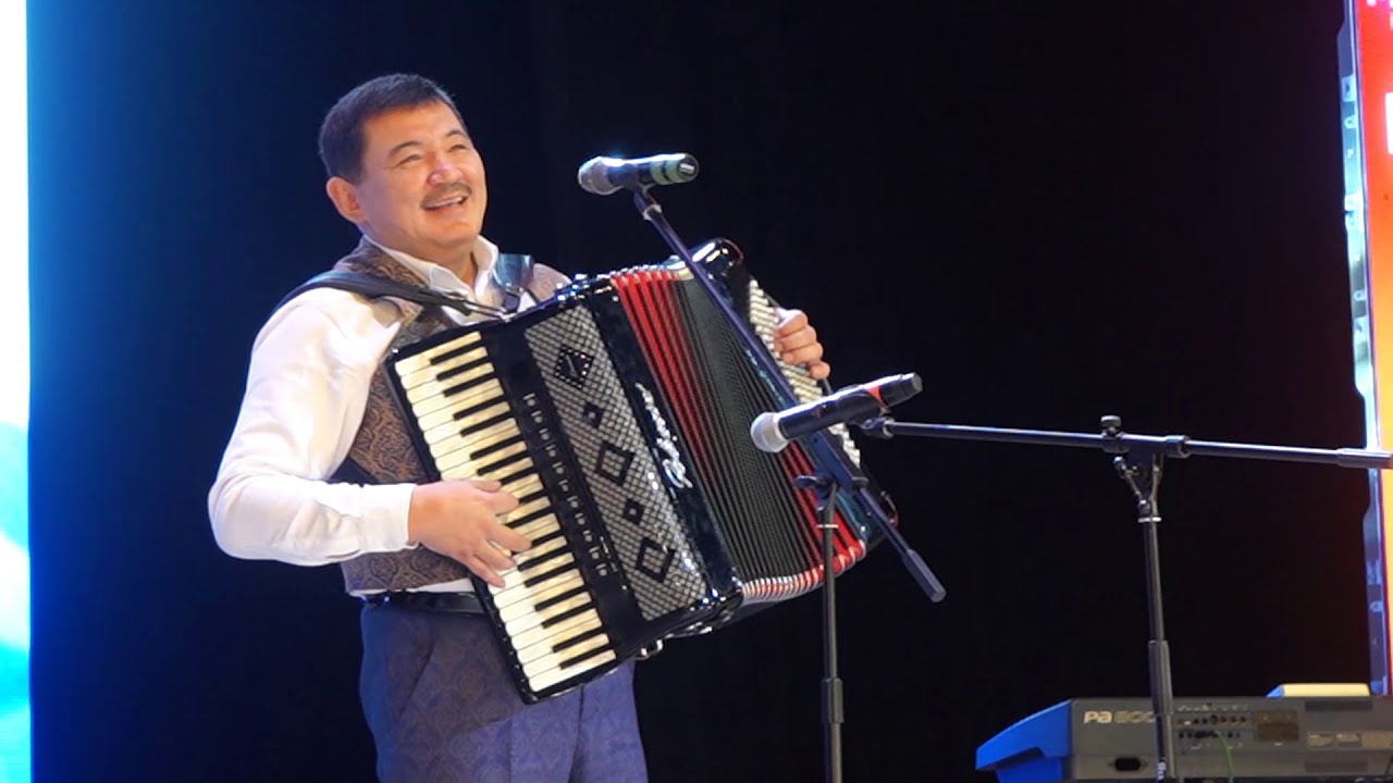Бек Борбиев аккардеон менен ырдады