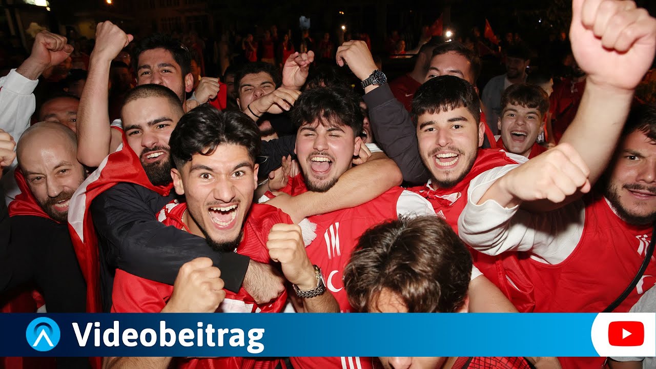 Türkische Ekstase: Innenstadt von Bergneustadt verwandelt sich in Partyzone
