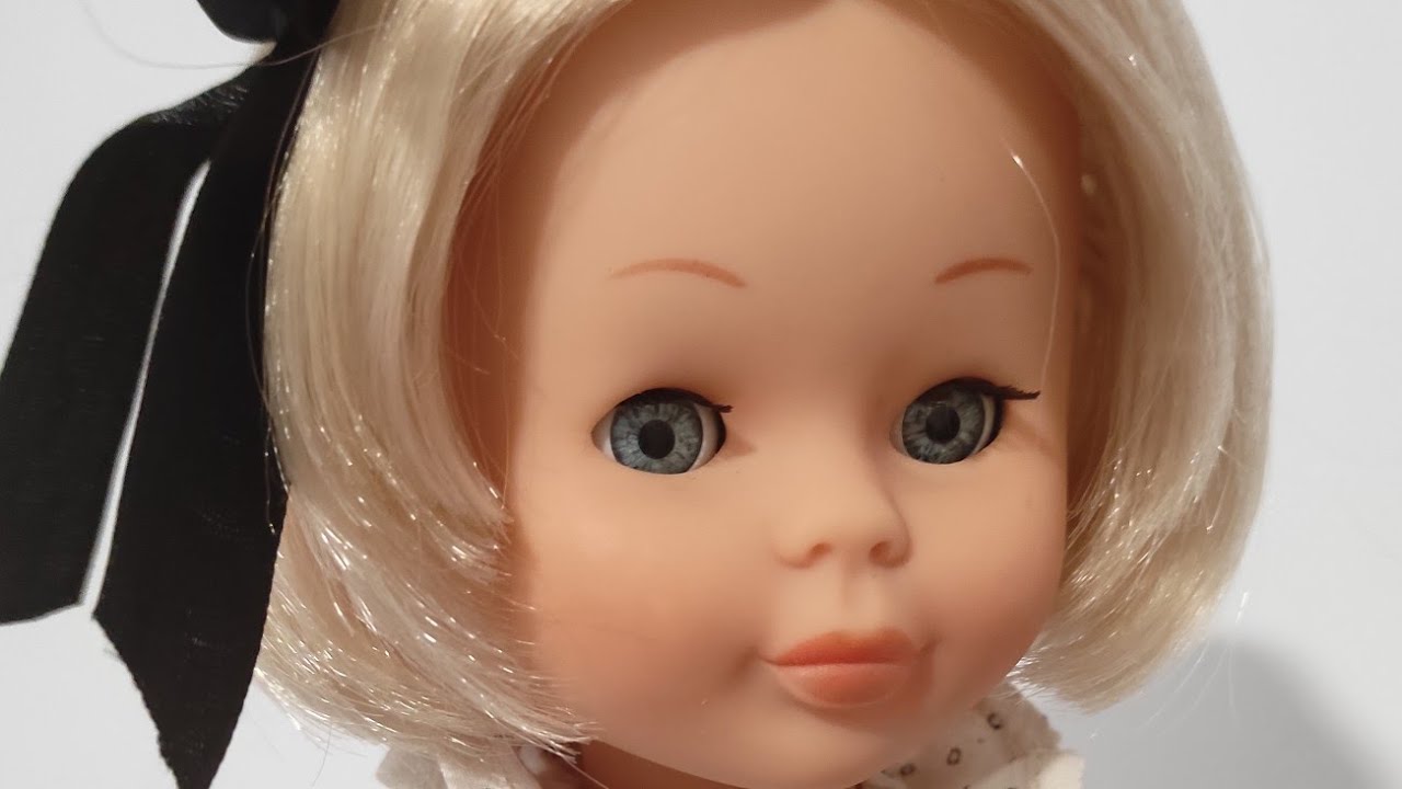 Mi muñeca Nancy Feliz Cumpleaños después de su restauración luciendo vestido hecho a mano ❤️❤️❤️