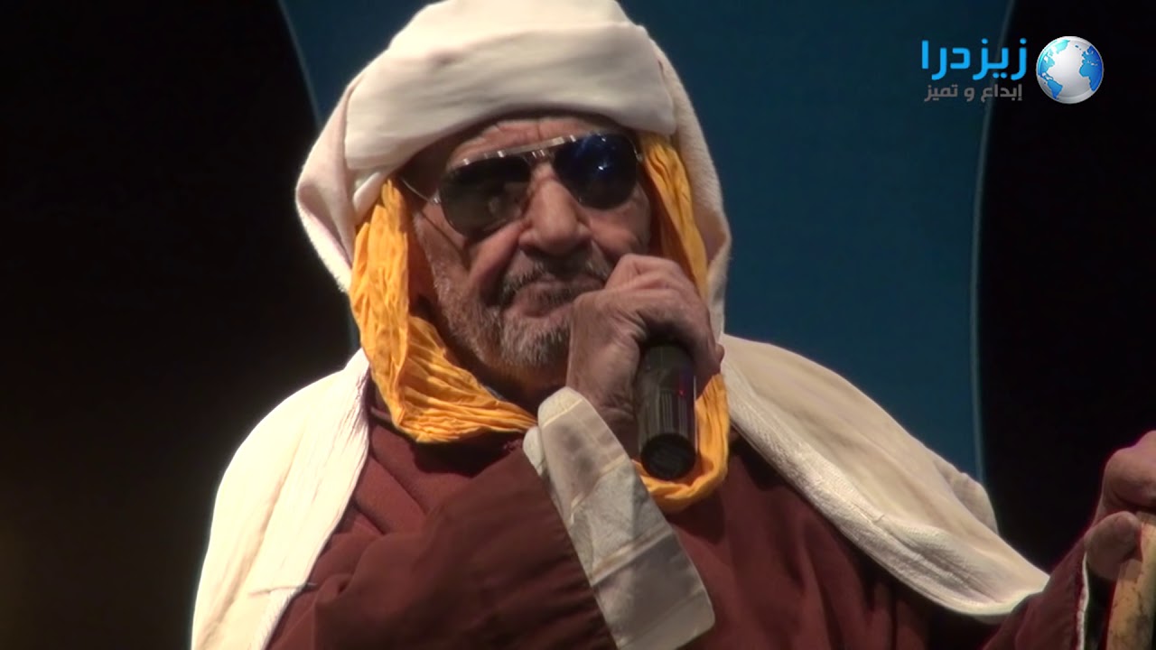 لحظة تكريم الشاعر مولاي حماد الطاهر في السهرة الختامية لمهرجان الكامون البلدي بألنيف