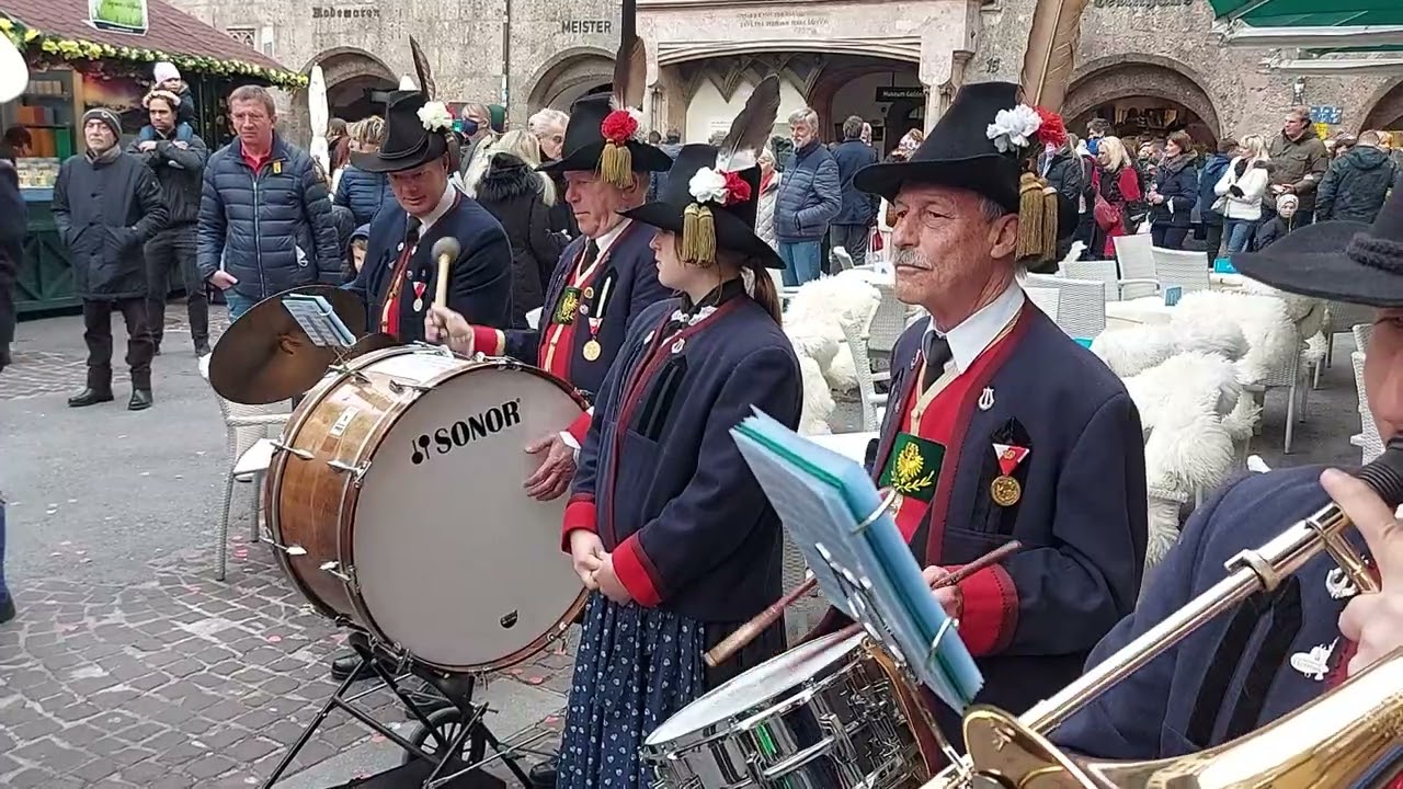 Offezelle Eröffnung des Ostermarrkts in Innsbruck Einmarsch mit der Stadtmusikkapelle Hötting