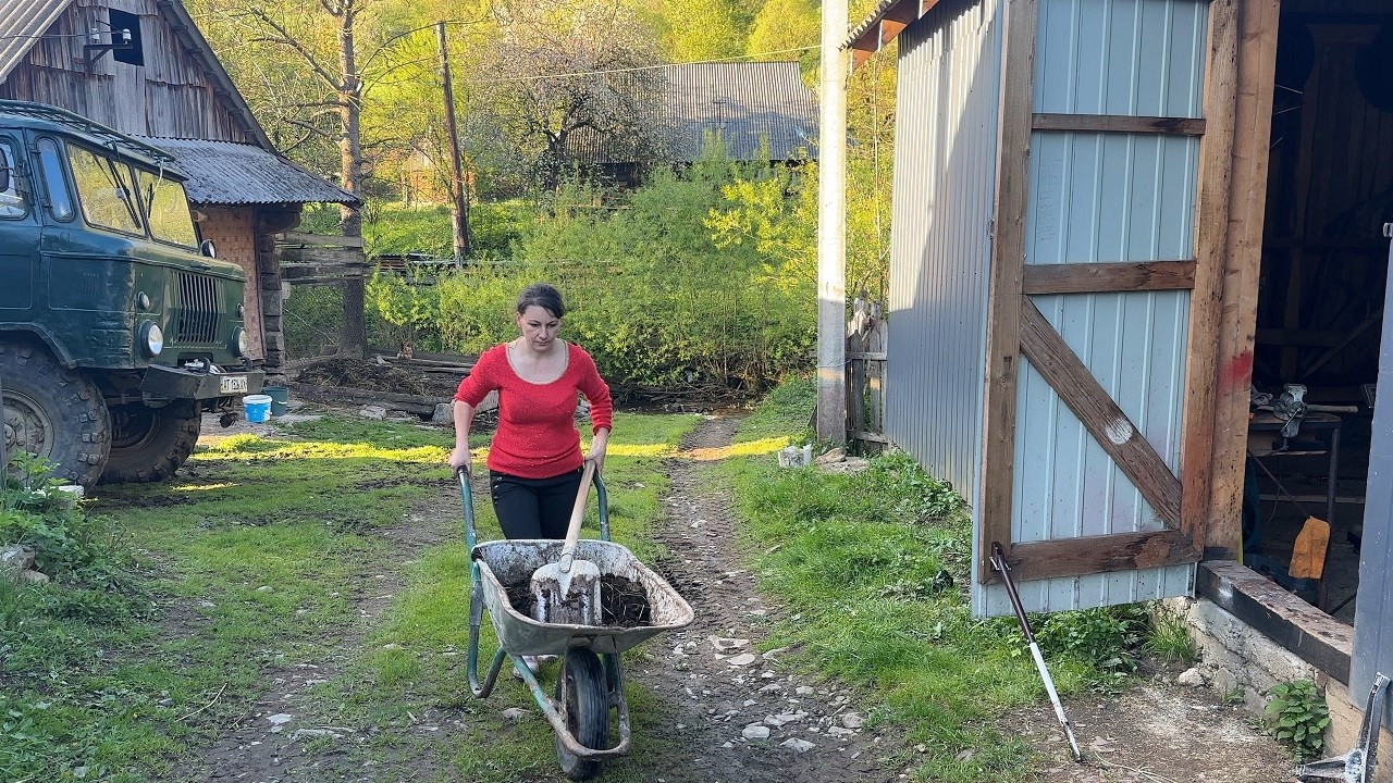 Życie rodzinne w g&oacute;rach z czw&oacute;rką dzieci ⛰️ | Gotowanie, malowanie i nowonarodzone kr&oacute;liczki! 🐇