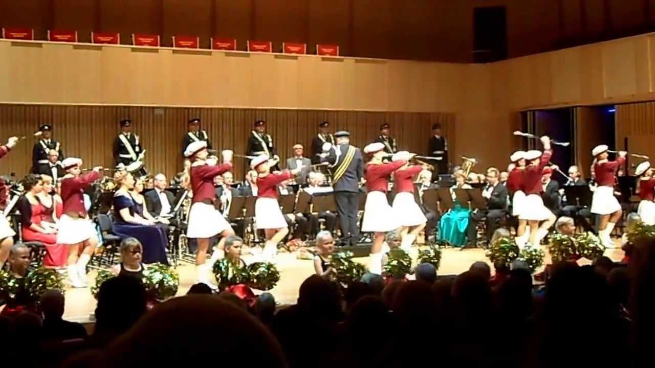 Under blågul fana med Norrahammars musikkår