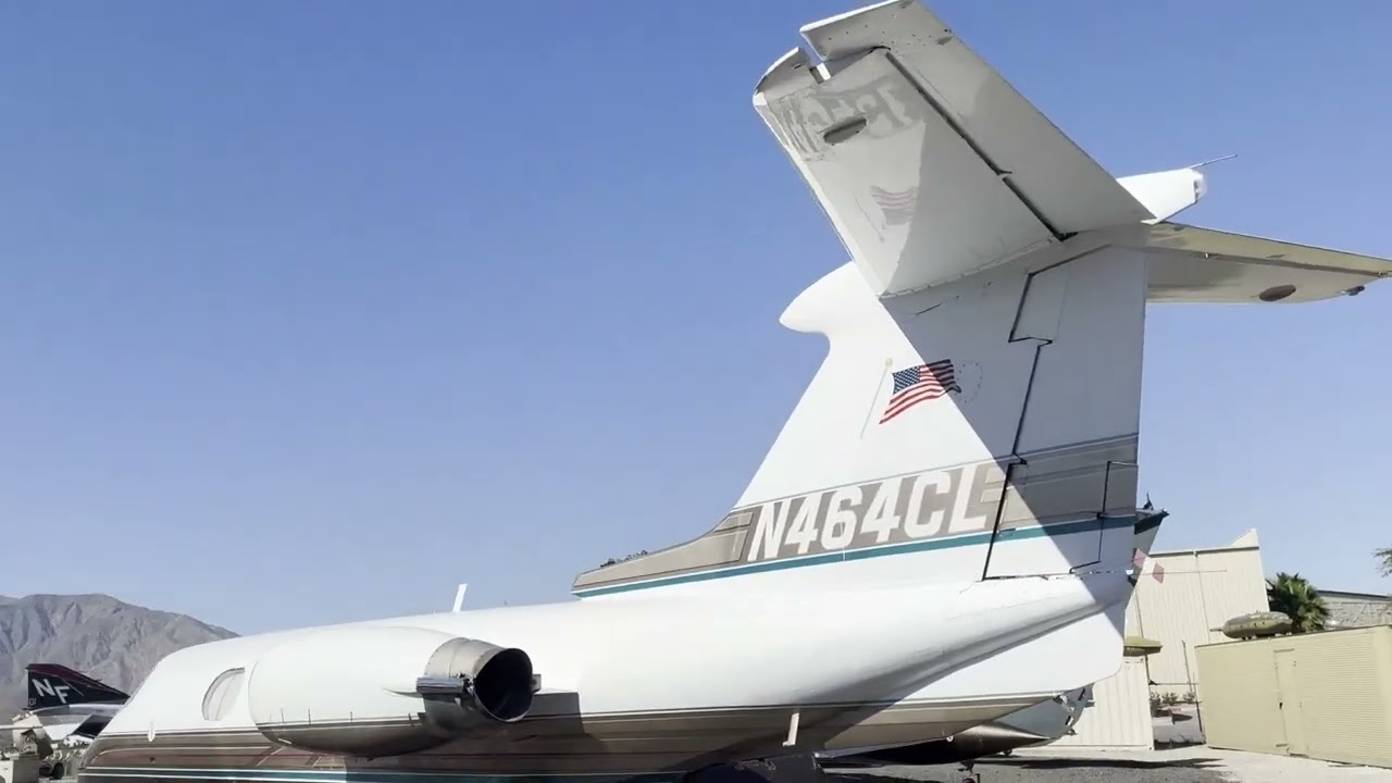 Take A Tour of The Lear Jet 24A Frank Sinatra's Private jet, While listening to a classic jazz Hit!