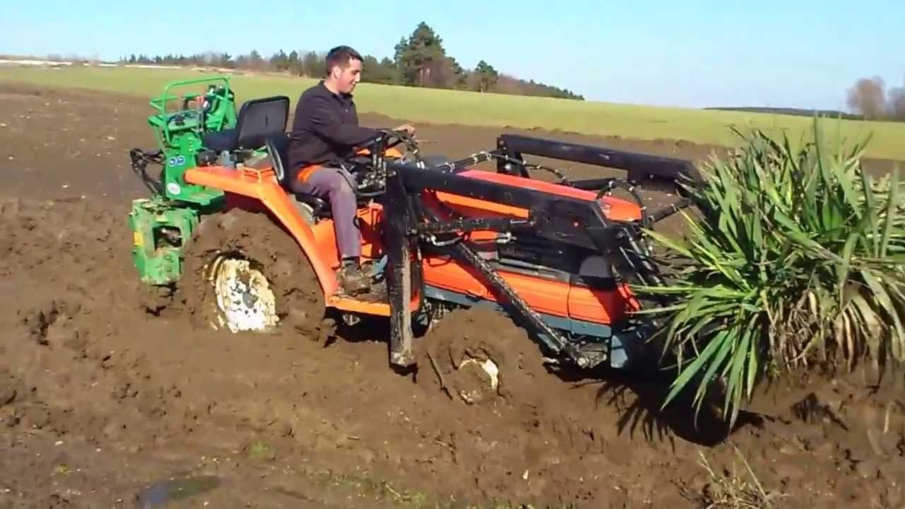 Malotraktor KUBOTA GL 240 Grandel s čelním nakladačem v akci.