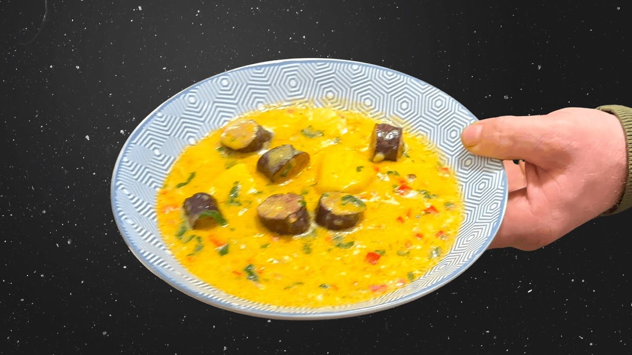 Cartofi scazuti cu carnati de casa