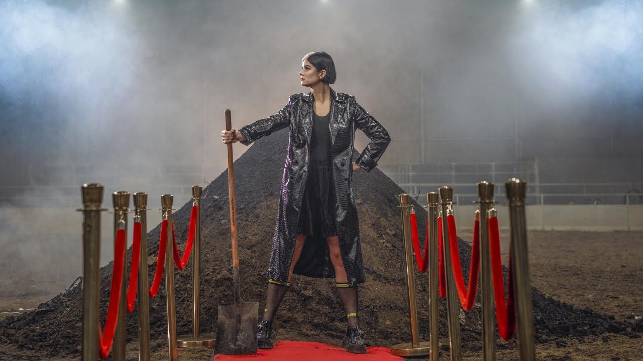 BEC SANDRIDGE: COST OF LOVE (visualiser)