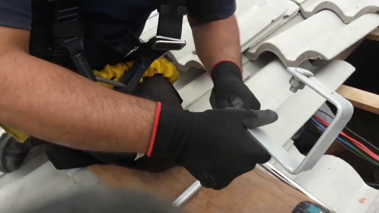 Energia solar! Instalação dos trilhos e suportes/ Telha de concreto Perola  !☀️