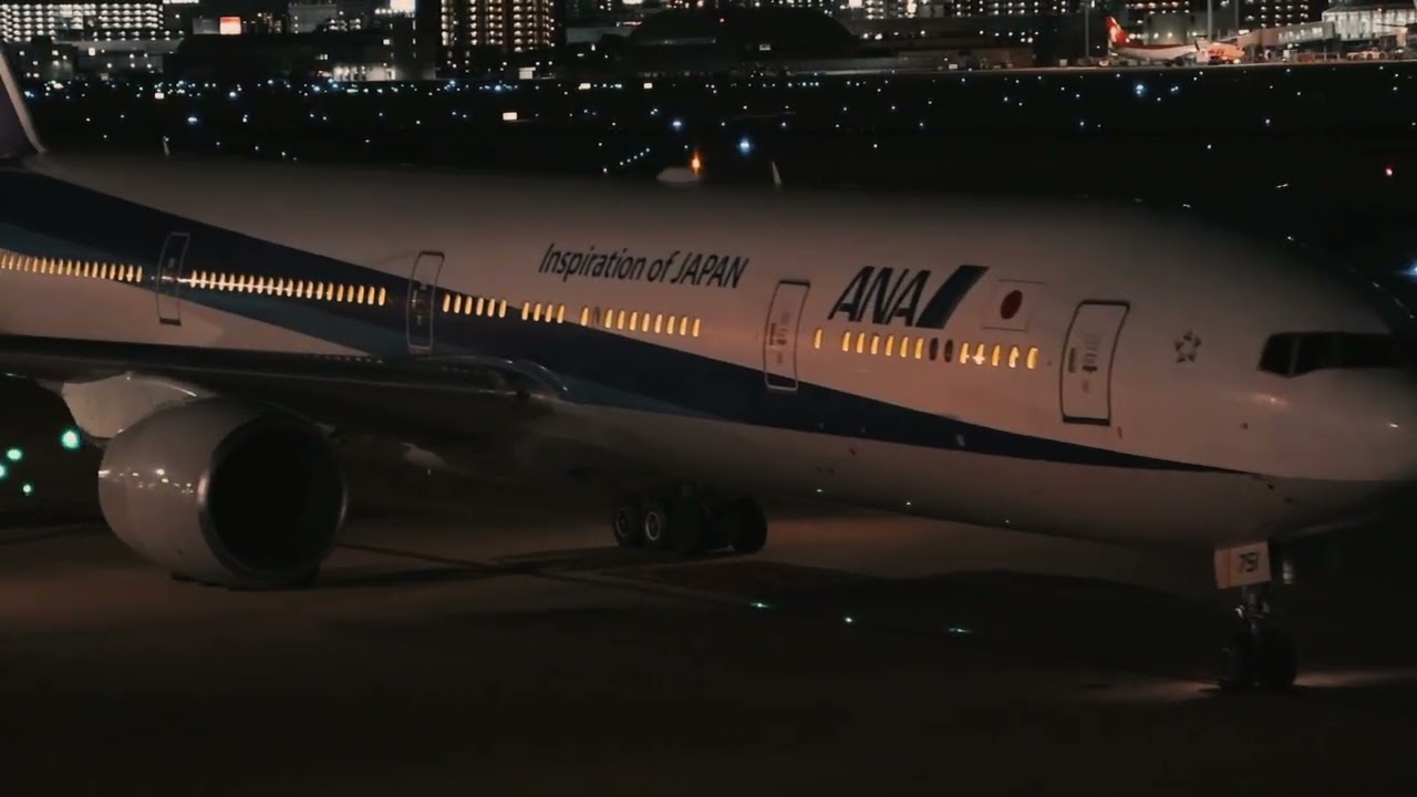 福岡空港　ANA安全な空の旅、青い空へANAつないだ手