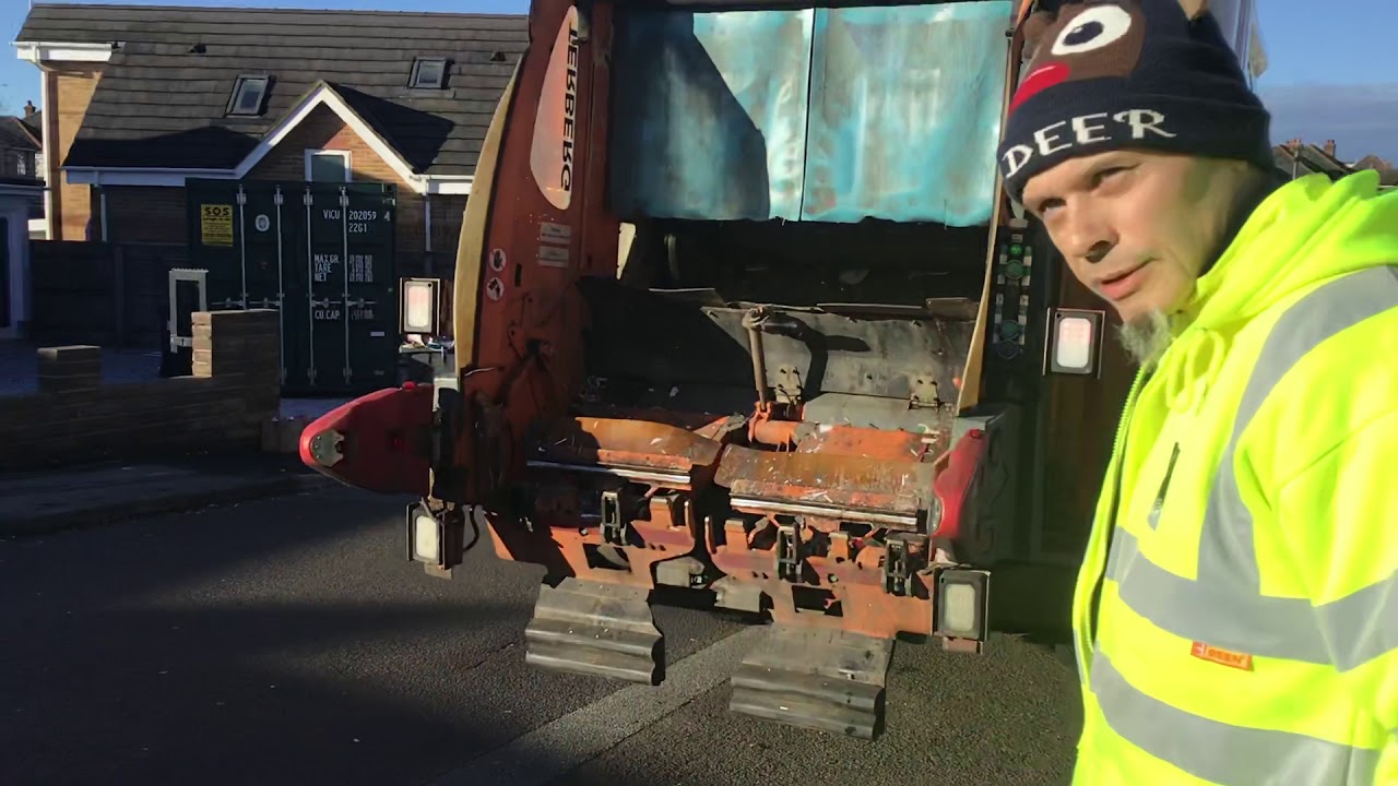 Recycling bin men emptying bins in Bournemouth part 4 (24/12/2020)