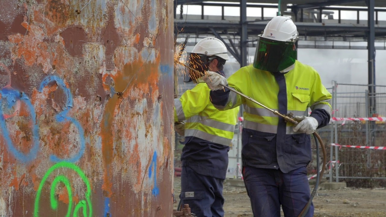 D&eacute;mant&egrave;lement des colonnes de l'unit&eacute; T12 de l'usine de Lacq