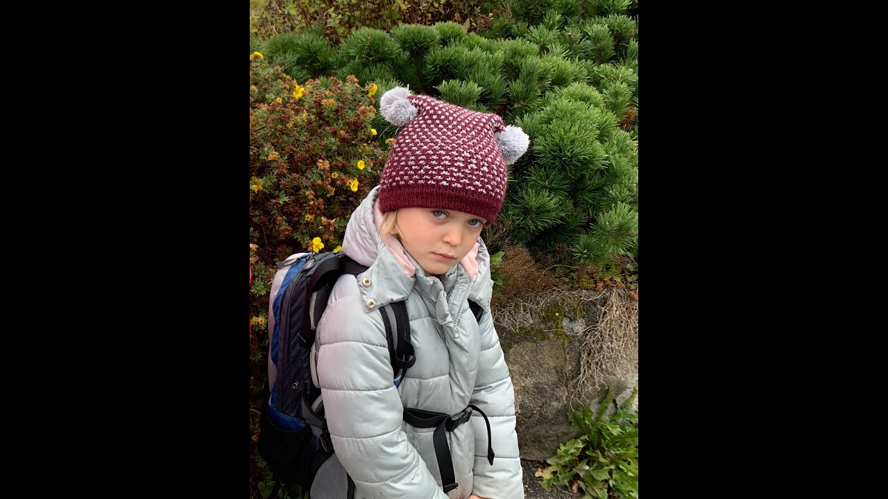Firkantlue / Square hat on an Silver Reed LK150