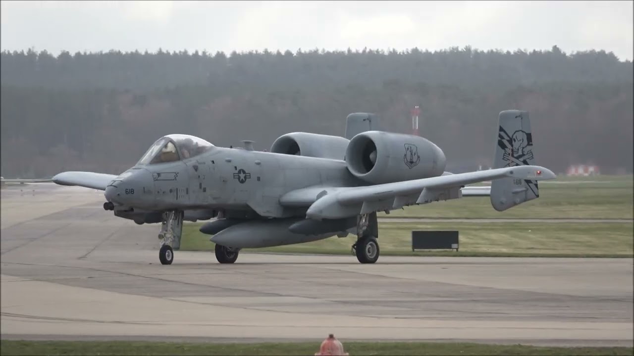 Авиабаза RAF Lakenheath, 2 апреля 2026 г. Самолеты A-10C, F-35A, F-15E, KC-135R и C-17. Над голов...