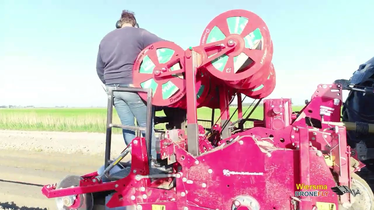 Druppelslang aanbrengen in ruggen voor het Uien zaaien op ruggen  Terpsta Akkerbouw Marrum