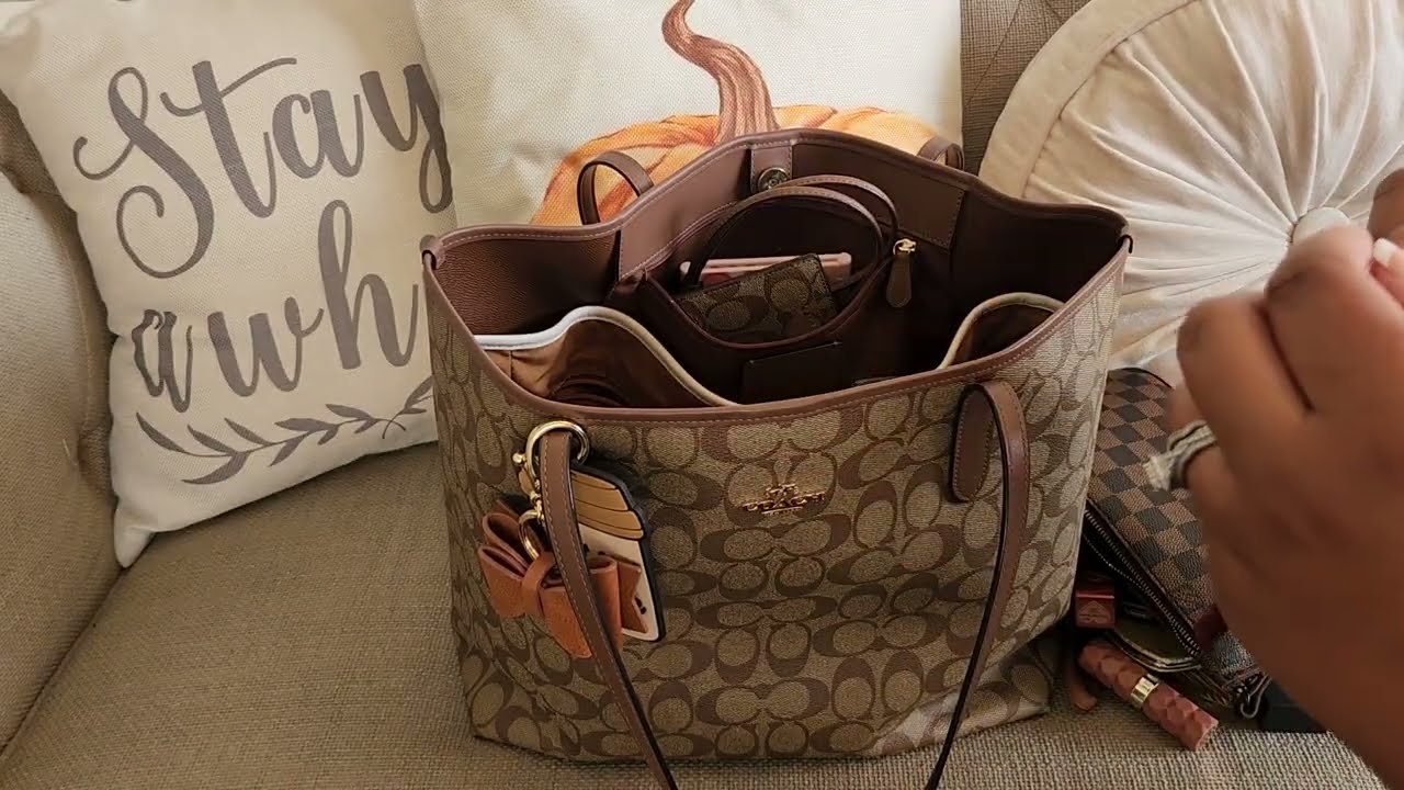 What's in my bag | Coach City Tote | Signature Khaki Saddle 2