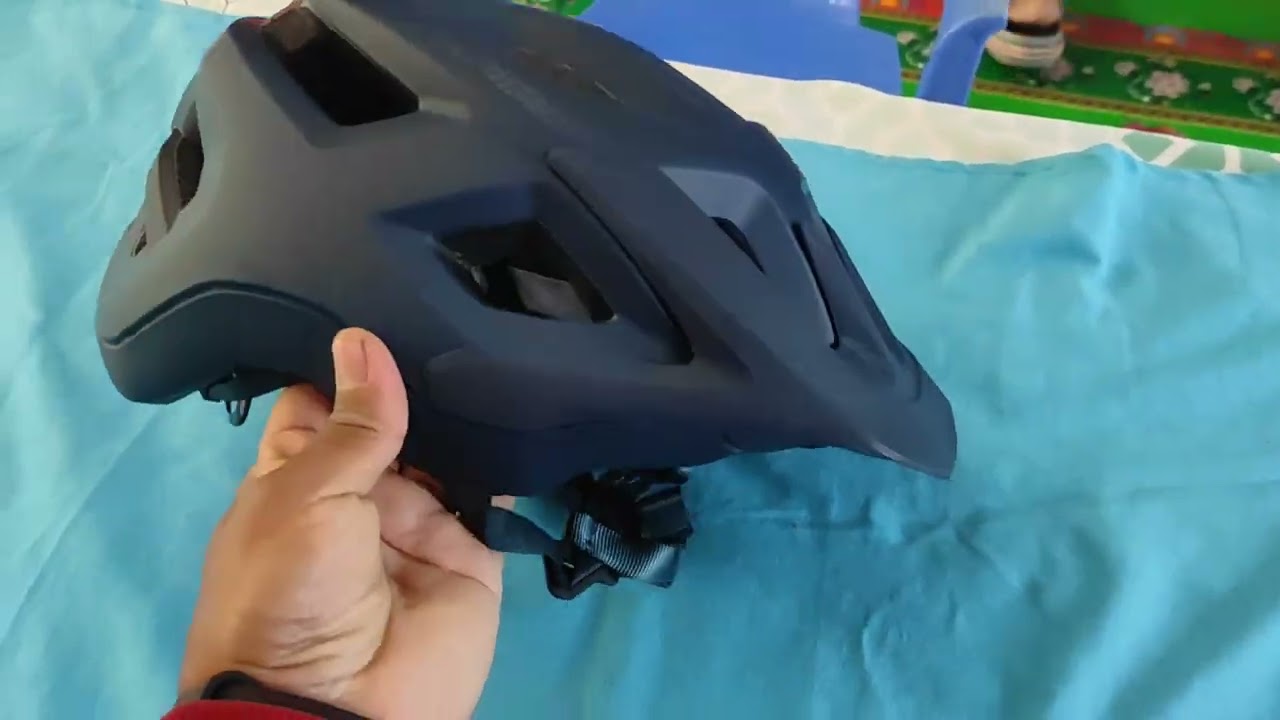 Mountain Bike Helmet ST 500 - Blue from Decathlon unboxing video by Nemtei Pa