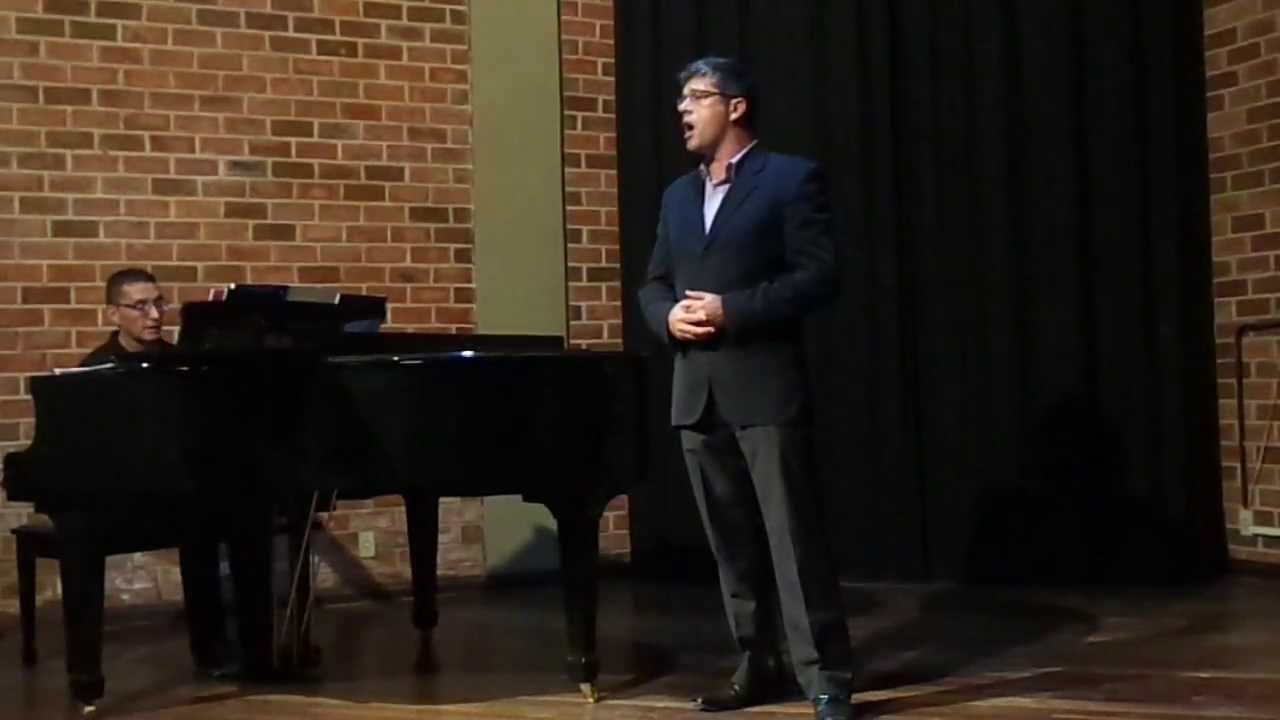 Tchaikowisky Oliveira, barítono, canta Manca Sollecita em seu primeiro recital de Técnica Vocal