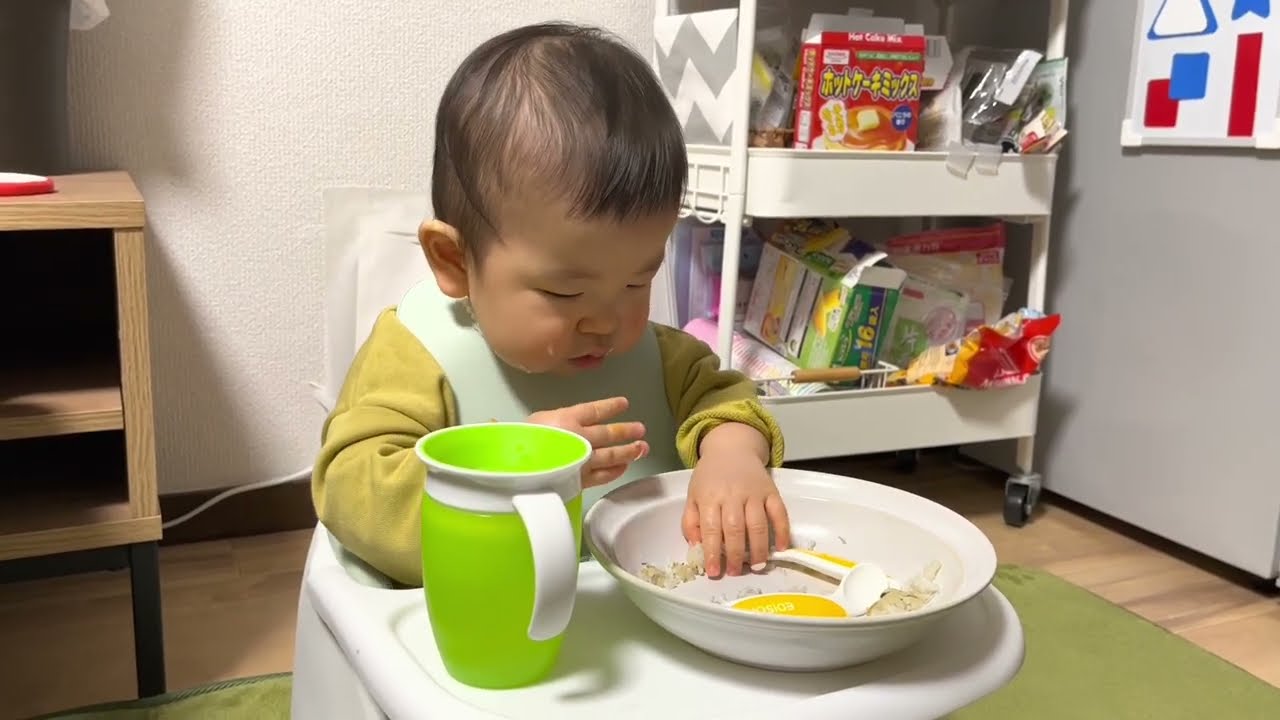 【1歳離乳食】焼きおにぎりとスープを食べるりっくん