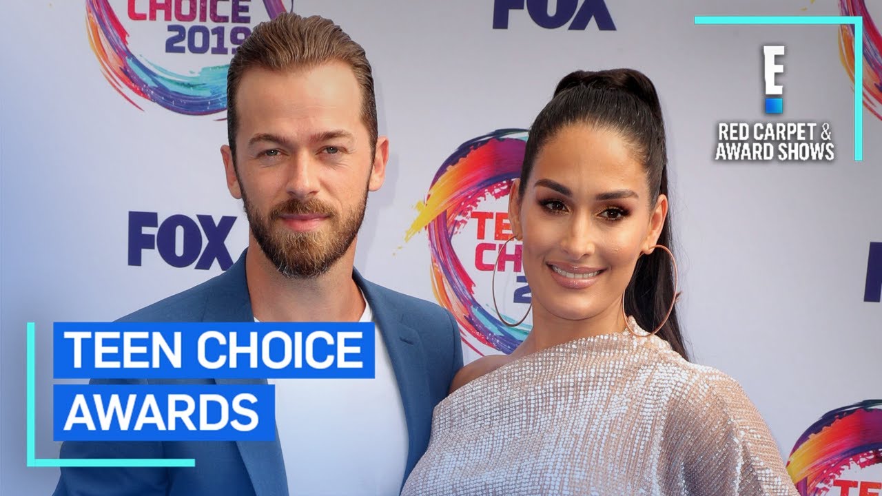 Nikki Bella & Artem Chigvintsev Recreate Iconic Kiss | E! Red Carpet & Award Shows