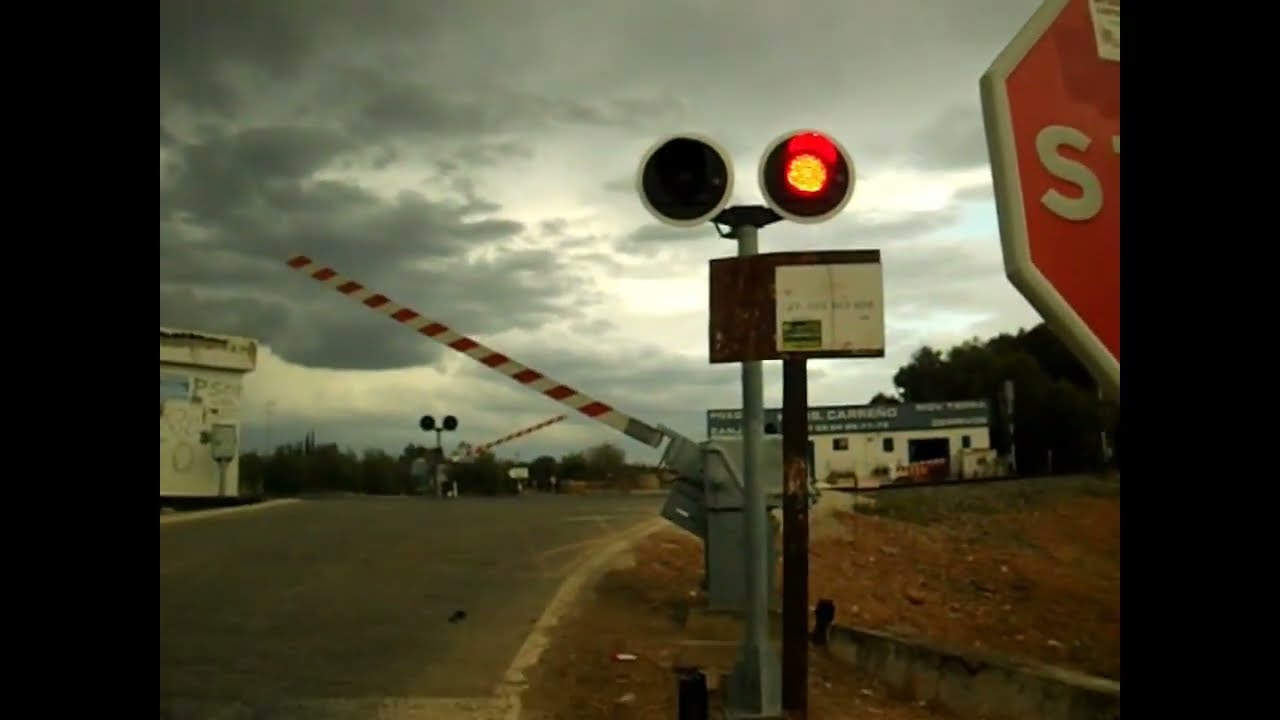 Paso de un tren MD, por el paso a nivel de Utrera.