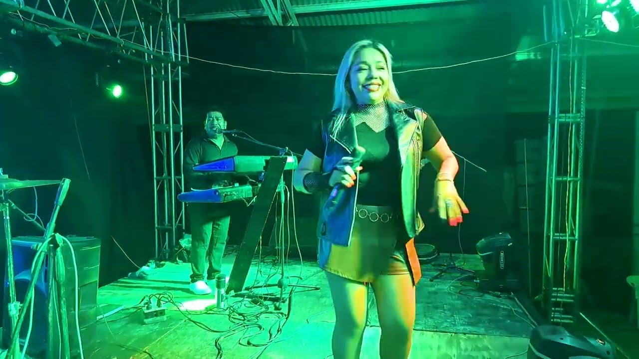 POPURRI DE EXITOS  EN VIVO- *SILVIA Y LOS GOMEZ*