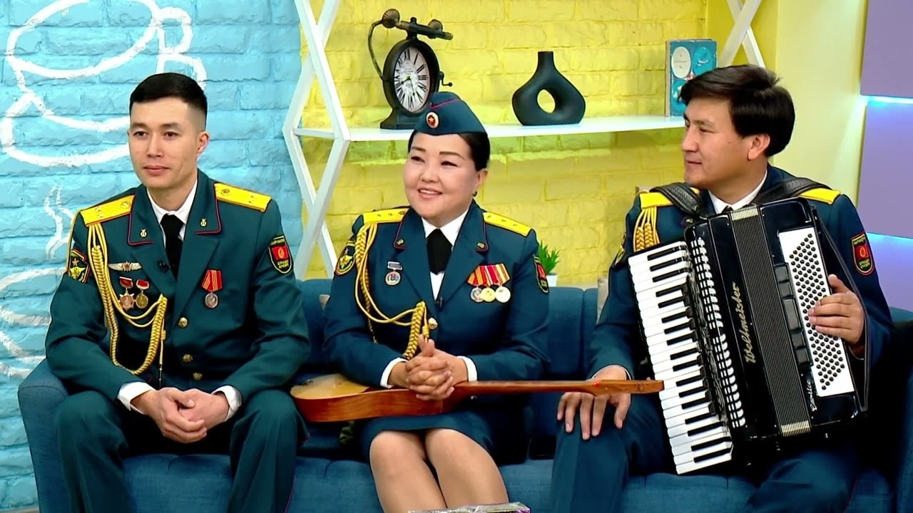 КРнын Куралдуу Күчтөрүнүн Борбордук армия үйүнүн эстрадалык-фольклордук ансамблинин кызматкерлери