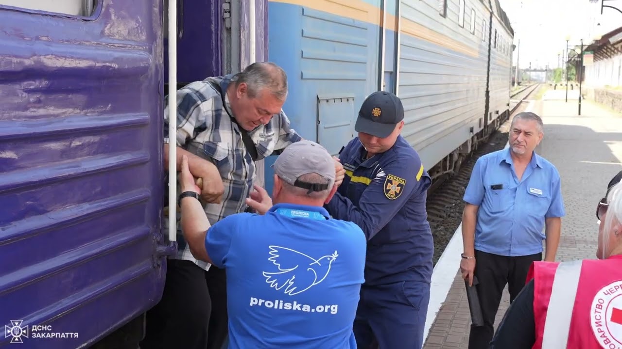 Рятувальники Закарпаття зустріли черговий евакуаційний потяг із Донецької області