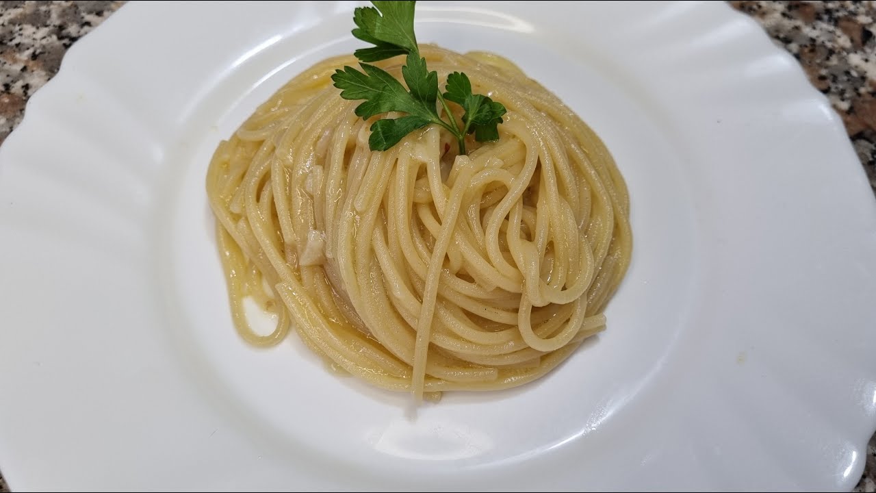 Spaghetti aglio olio e peperoncino con crema all'aglio | MAMMASTYLE.IT |