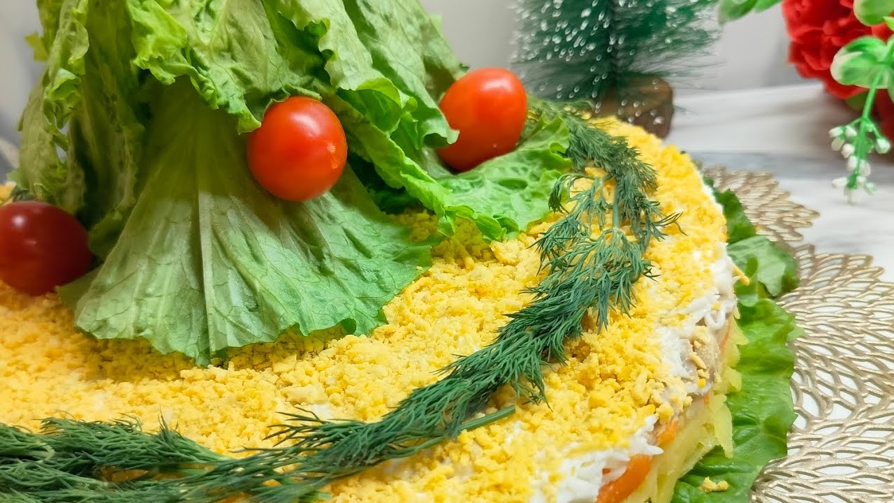 Готовим новогодние слоёное салат, очень вкусный и красивый.