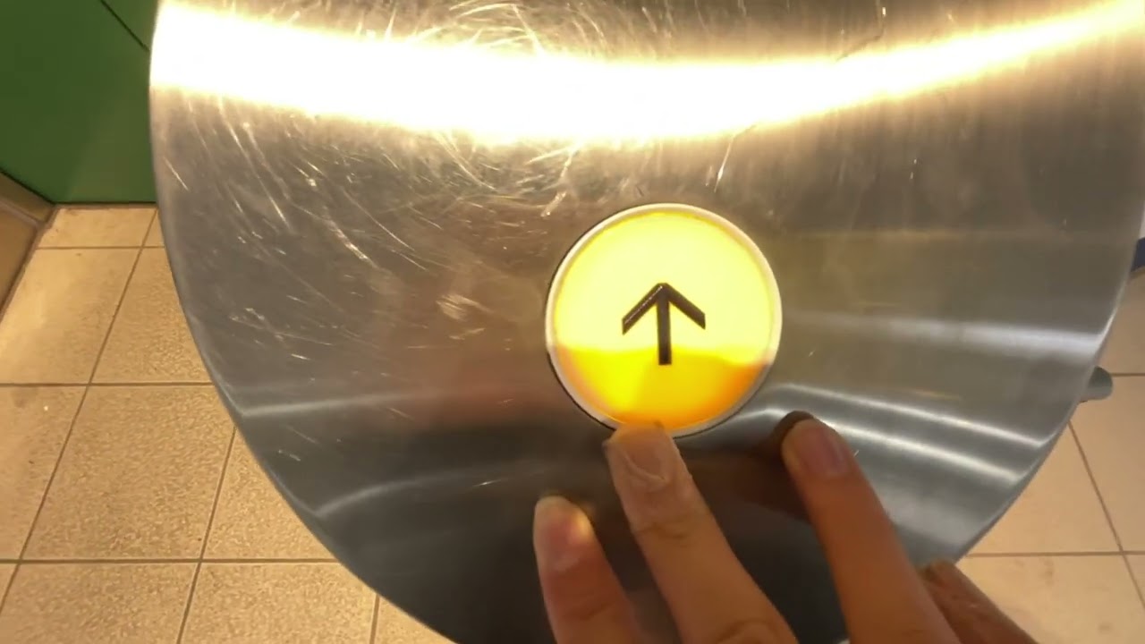博多駅　地下鉄七隈線の改札の外のエレベーター2機