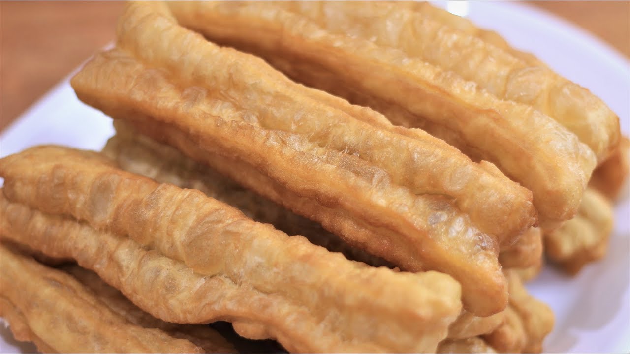 掌握揉面炸制要点，在家做出蓬松漂亮的油条