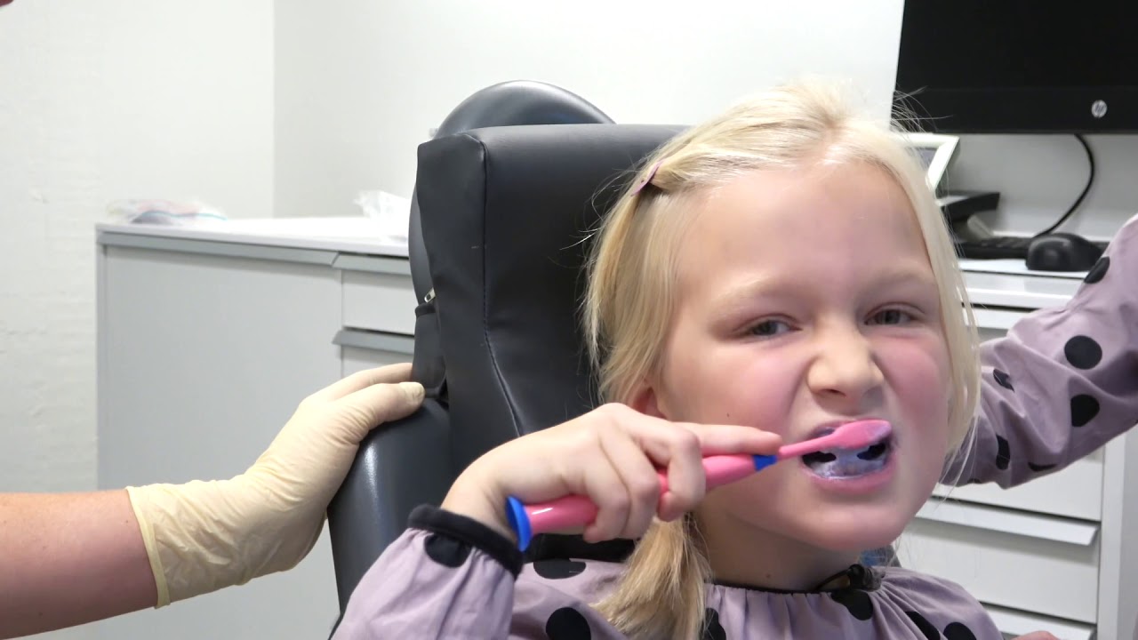 Professionelle Zahnreinigung bei Kindern