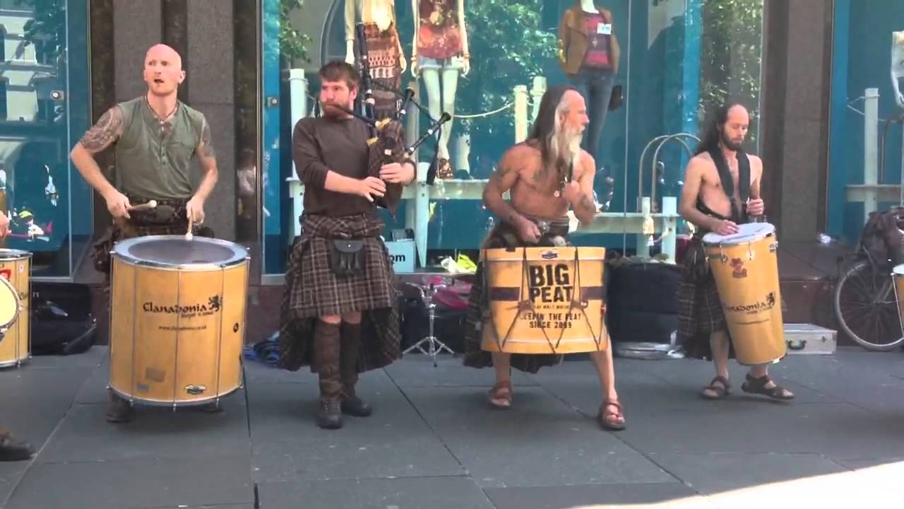 BIG PEAT - Crasy Drummers and the Bagpipe man