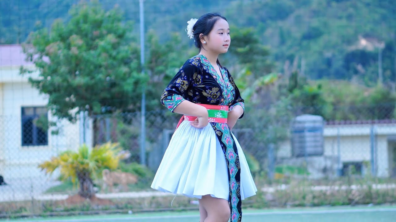 Dance Nyob Li Cas Lawm Og Leej Muam by Em Phương 