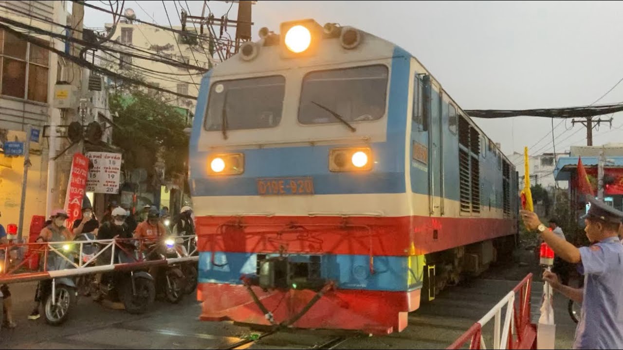 (Tàu Tết 2026) D19E-920 kéo tàu SE30 chuyến đầu tiên | 18:08 (5/2/2026)